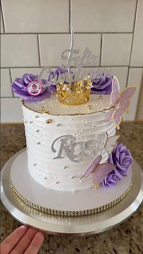 Decorating this beautiful cake with Chantilly cream, join me in the process 😍