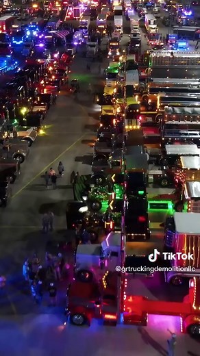 Big Rigs Light Show: Spectacular Chrome Displays