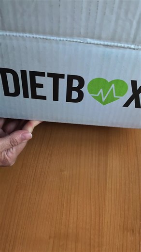 Este mes la DietBox de abril viene muy completa: 🥤 Kombucha (250 ml) y Bifrutas Avena (330 ml) para bebidas refrescantes 🍝 Pasta proteica sin gluten (250 g) 🥣 Lentejas cocidas bajas en sal (400 g) listas para usar 🌱 Paté vegetal de calabacín y dátiles (110 g) 🔥 Escamas de pimiento ahumado (24 g) para dar sabor ⚡ Salssa (150 g) energía rápida tipo smoothie 💧 Cuarteto confort urinario (20 viales x 15 ml) 👉 Ideal para cuidarte sin complicarte y probar cosas nuevas en casa. 🎯 Descuento exclu