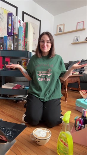 C’est pas parce que j’ai mis une pause aux vidéos de mon défi « decluttering » que j’ai arrêté de ranger et épurer chez moi! Je fais le ménage dans mes jeux de société (allô @Renaissance Quebec je viens te porter ça tantôt) et je me crée un chariot style arts and crafts pour mon journaling et écrire des lettres à mes penpals! #decluttering #epurer #rangement #penpal #journaling #junkjournal #tiktokqc