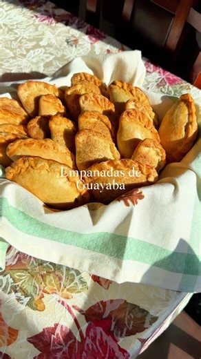 Empanadas de guayaba🥟 Masa: 1 kg harina de trigo 400g manteca vegetal 1 1/2 cucharadas polvo para hornear 70g azucar 3 yemas de huevo 340g leche tibia 1 cucharadita sal Mezclar azucar y manteca hasta qcremar. Agregar harina, sal y polvo para hornear y mezclar hasta tener mezcla con consistencia de arena mojada. Agregar yemas de huevo y la mitad de la cantidad de leche. Agregar de poco en poco a los ingredientes secos solo hasta humedecer toda la mezcla. Es probable que no se use todo el líquido