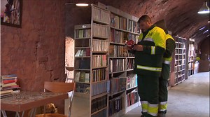 Sjajna ideja: Smetlari skupljali bačene knjige, a sada imaju svoju knjižnicu - Jabuka.tv