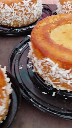 1.6K views · 15 reactions | Volteado de Piña  便襤 Riquísimo pan vainilla receta de casa húmedo en jugo de piña cubierto en coco y decorado con cereza  Un clásico con un toque de casa!!! | La Paste | Facebook