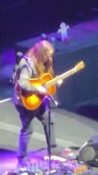 Billy Strings - Meet Me At The Creek - solo b - 02/20/26