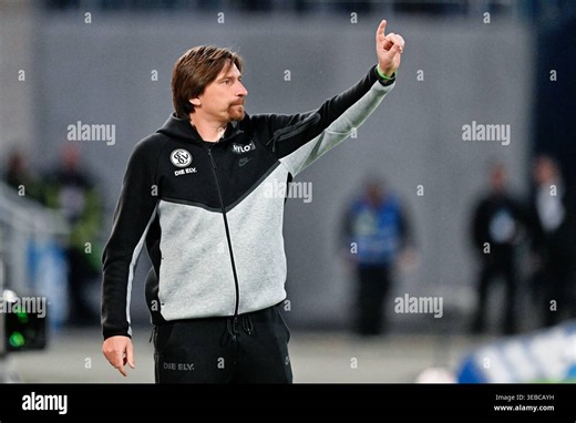 25 April 2026, Hesse, Darmstadt: Soccer, Men: Bundesliga 2, Darmstadt 98 - SV Elversberg, Matchday 31, Merck Stadium at Böllenfalltor. Coach Vincent Wagner (SV 07 Elversberg) gestures. Photo: Uwe Anspach/dpa - IMPORTANT NOTE: In accordance with the regulations of the DFL German Football League and the DFB German Football Association, it is prohibited to utilize or have utilized photographs taken in the stadium and/or of the match in the form of sequential images and/or video-like photo series St