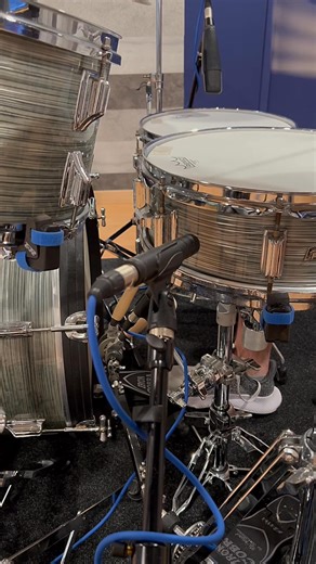 1960s Rogers Holiday Drum Set 🎶 The finish: Steel-Grey Ripple Pearl 🤍 Mic'ing the 5x14” Powertone snare drum with a shell mic position. What do you think of this iconic 1960s Rogers Holiday drum set? It's a true gem of the golden era of American drums. Known for their Warmth, Tone, and Craftsmanship, delivering that sweet, resonant punch every drummer dreams of. ⠀⠀⠀⠀⠀⠀⠀⠀⠀ #rogersdrums #vintagerogersdrums #vintagedrums #snaredrum #officialsnaregeek #vintagesnare #drummicrophones #beyerdynamic #