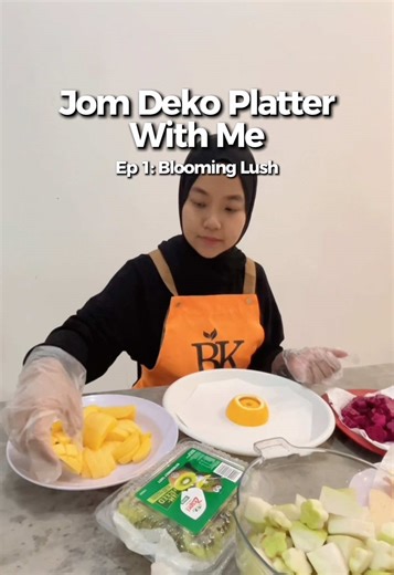 Blooming Lush 🌿 Antara platter yang terawal di BK. Design Blooming Lush seolah menyerupai taman cantik yang mekar dengan bunga bungaan. Korang suka tak? Nak kita deko platter apa pulak lepas ni? 🌼 #JomDekoPlatterWithMe #fruitplatter