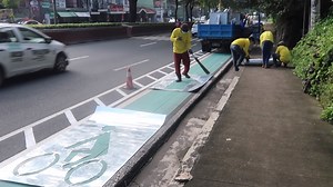 How do the bike lanes in your City compare to these buffered bike lanes in Quezon City? Aside from the buffered lane markings, there are also bicycle symbols to remind other vehicles what the lane is for and an arrow symbol to remind cyclists to ride with the flow of the traffic. While many cyclists believe it’s safer to ride against the flow of traffic, it creates a danger for everyone else on the road. Firstly, other vehicles are not expecting someone to be coming the wrong way along the road.