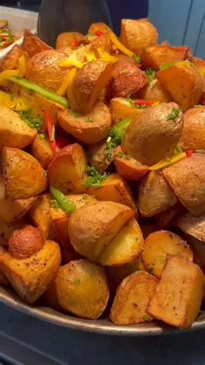 🎄✨ Christmas Lunch & Jumper Day at Winchmore! ✨🎄 Today the halls were extra festive with bright jumpers and twinkly lights bringing all the seasonal cheer. Students and staff came together for our annual Christmas lunch, serving up good food, big smiles, and that classic Winchmore community spirit. The jumpers were colourful, fun, and absolutely full of festive energy. Huge shoutout to everyone who got involved and made the day feel Christmassy ❤️ #WinchmoreSchool #WinchmoreFamily #ChristmasLu