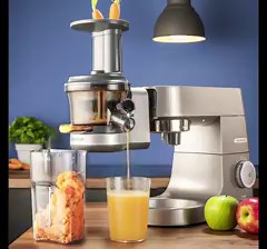 Votre robot pâtissier se transforme en un tour de main avec l'accessoire extracteur de jus ! Parfait pour rattraper les excès des fêtes ! 😊👌 ➡ bit.ly/Kwd_ExtracteurDeJus | Kenwood