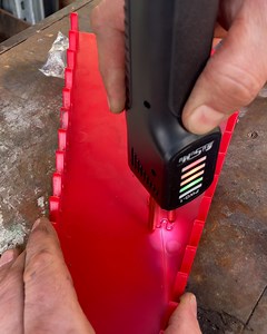 This heated stapler allows you to repair snapped plastic 😲🤯 | UNILAD Tech