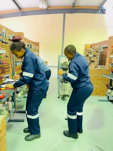 Xoliswa Mntungwa (@xoliswambulazi)’s videos with Bamba Mzalwane - Live - Spirit Of Praise