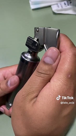 Cómo conectar una hoja de laringoscopio correctamente