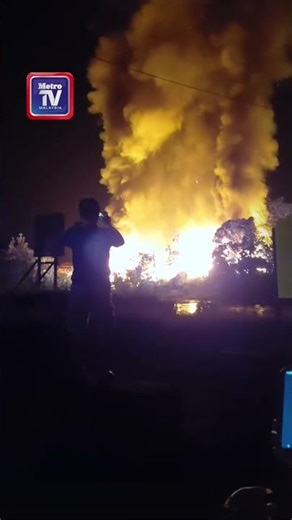 Bomba terpaksa naik perahu ke lokasi kebakaran setinggan, seorang mangsa rentung