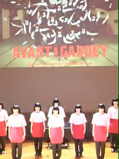 ジョイフル創業50周年 新ユニフォームで披露したシンクロダンス