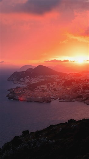 Magic hour moments 😍🎬📸📸 #dubrovnik #experiencedubrovnik #visitdubrovnik #visit #CroatiaFullOfLife #croatia #visitcroatia #feelfreetodiscover #dubrovnikriviera #dubrovnikneretvacounty #summertime #summervibes #wheretonext #whereto #discover #discoverearth #unstoppable #dalmatia #stradun #oldcity #Extraordinary #ExtraordinaryDestinations #destination #destinationwedding #adriaticsea #travelgram #TravelGoals #traveltheworld #instatravel #welcome #adventure #wanderlust #exploretheworld Brohtersi