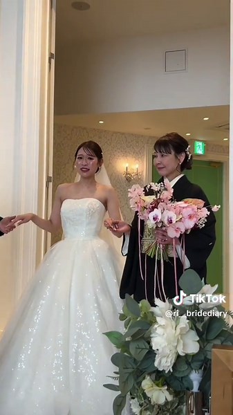 新婦の入場曲はリベラの天使のくれた奇跡です👼🏻✨ これも絶対に流すと決めていた曲🪽私の入場は泣き顔を予想されており皆んなに笑われました😂(笑) #結婚式 #春婚 #花嫁 #入場 #ウェディング #wedding #結婚 #入場曲 #リベラ #天使のくれた奇跡