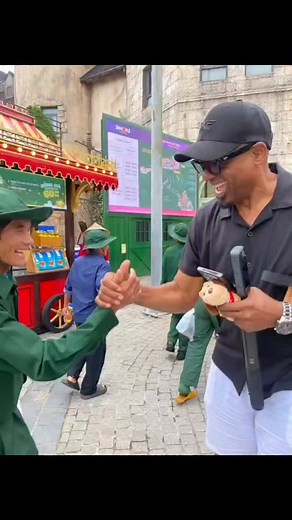 Golden Hands Bride Quang Nam | Aaron Dante Phillips