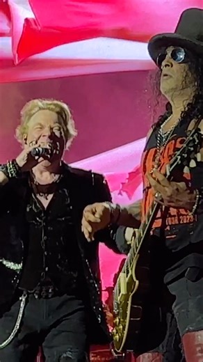 You Don’t Fake This — Axl & Slash During Don’t Cry 😍