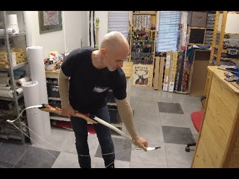 I'm learning to string my bow at HAVA Archery, Arnaud Lasperches. Stringing a bow with a false st...