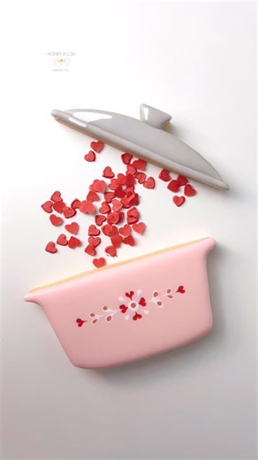 Honey & Lou Baking | Eileen on Instagram: "Baking up some love ❤️ Happy Valentine’s Day! #Royallcing #DecoratedCookies #ValentineCookie #wetonwetroyalicing #royalicingtransfers Royal icing tutorial, tips and tricks, wet on wet, Valentine, Galentine, Pyrex, retro cookies, Valentine’s Day, heart transfers, decorating sugar cookies, holiday art, beginner cookie decorating class, St Valentines Day, love, Galentines, winter, seasonal treats, simple designs"