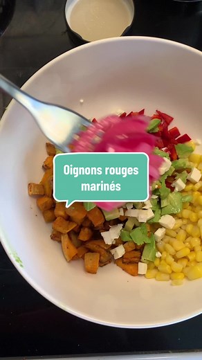 Je sais pas pourquoi mais des oignons rouges marinés ça rajoute vraiment une petite touche à la plupart des plats ! J’adore en faire pour rajouter dans mes salades , bol repas , tacos, nachos, soupes, etc ☺️ Recette : 1/2 tasse de vinaigre 1/2 tasse d’eau 1 c à thé de sucre Porter à ebullition dans une casserole. Une fois pret verser dans un pot contenant 1-2 oignons rouges tranchés. #oignonsrouges#oignons#oignonsmarinés#onion#alimentation101#cuisinemaison#foodie#recettesimple#recetterapide