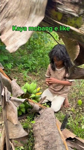 Little Girl Harvests Bananas All By Herself! 🍌