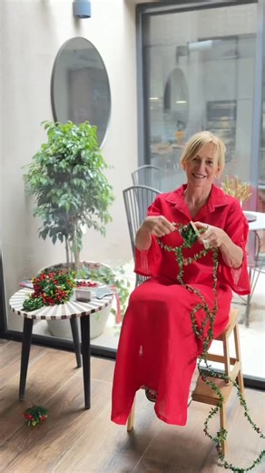 Simplemente Rose on Instagram: "Si bien la tradición dice que el arbolito se arma el 8 de diciembre… mi espíritu navideño siempre se adelanta un poquito Y acá está: mi árbol de Navidad, listo para inaugurar la temporada más linda del año. Ideas como estas —simples, creativas y con sentido— son las que voy a compartir en mi clase especial de Navidad el 2 de diciembre en Montevideo a las 18:30. Este fin de semana tenemos descuento en la entrada Comentá “Navidad” y te mando el cupón para que puedas