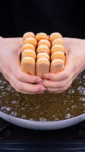 ¡Olvídate de las recetas complicadas! Postre sin horno, listo en 5 minutos. Ingredientes bizcochos de soletilla: 300 g mantequilla: 100 g azúcar: 50 g cacao: 40 g agua: 150 ml leche: 800 ml bizcochos de soletilla: 100 g chocolate negro: 100 g nata: 40 ml La crema yemas de huevos: 2 pza azúcar: 30 g almidón : 50 g A FUEGO MEDIO: 7 MIN cacao: 20 g Además hielo: 200 g esencia de vainilla: 10 ml café soluble: 5 g leche: 150 ml | Cookrate - Español