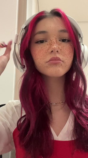 jogando the sims 🤠