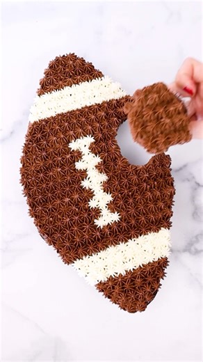 Super Bowl party dessert! 🏈 Pull-apart cupcakes are so fun for parties because they look like a cake but everyone can just grab their own cupcake from it. This one is made of 12 cupcakes 🧁 🏈🏈🏈🏈🏈 RECIPE: My chocolate buttercream is delish and pipeable: • 2 sticks (1 cup) unsalted butter, room temp • 350g confectioners sugar • 65g hershey’s cocoa powder (sift if needed) • 2 TBSP milk • 1 TBSP light corn syrup (*optional- it just adds a bit of shine) • 1 TSP vanilla extract • pinch of salt �