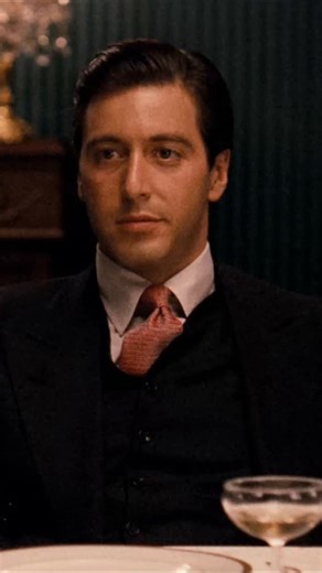 Leo Desorientado | Cine, películas ,series y noticias on Instagram: "La mirada de Al Pacino 🔥 📽️ "The Godfather" (1972) 🎬 Dir. Francis Ford Coppola 📓 Sinopsis: Una familia criminal intenta establecer su supremacía en Estados Unidos tras la Segunda Guerra Mundial. Un intento de asesinato deja al jefe, Vito Corleone, incapacitado, por lo que sus hijos deben hacerse cargo del negocio familiar 🎭 Protagonizada por : Al Pacino, Marlon Brando, James Caan, Diane Keaton,Talia Shire, John Cazale. 🧐 