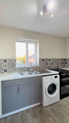 🏢 10 Freemans Close, Hungerford — £975 PCM A beautifully presented, top-floor one-bedroom apartment in the heart of Hungerford ✨ 🍳 Modern kitchen & bathroom 🚗 Allocated parking 🛍️ Close to local amenities 📞 Call 01635 581991 to arrange your viewing today. | The Jones Robinson Group