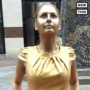 This new college grad dressed as the Fearless Girl statue to get a job — and was hired on the spot | NowThis Her
