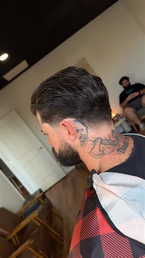 “Can I get a Low Taper Fade?” No, you can’t 🙅🏻‍♂️👇🏼👇🏼👇🏼 There’s actually no such thing as a “Taper Fade”… due to Tik Tok and other social media platforms, the requests for “Low Taper Fades” have gone through the roof. But do people actually know what they’re asking for? Not really… So what do we actually call it? 🤔 Just a taper. That’s it. What’s a taper? 🤔 A taper is where your hair at the temple and neck are blended from the desired length into the rest of your hair. Well then what’s