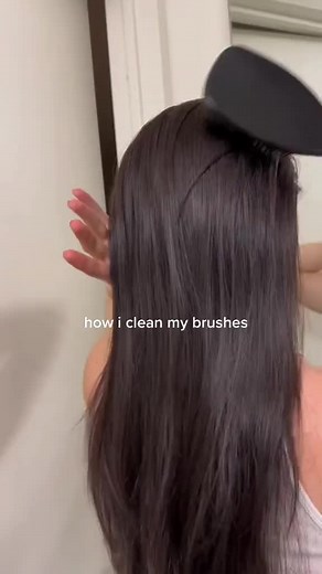 Friendly reminder to clean your hairbrush 👀 your Tangle Teezer cares for your hair, so make sure you care for your Tangle Teezer 🥰 @natakochn #hair