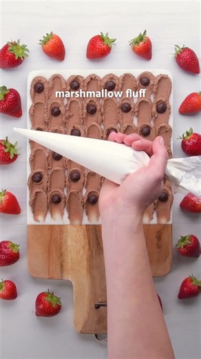 Share your love for sweets with this Hazelnut Buttercream Board 🍫🍓