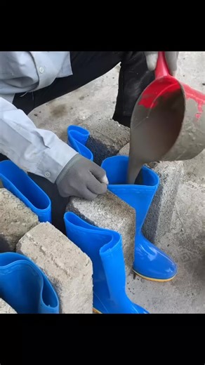 Versez du ciment dans des bottes en caoutchouc et découvrez un résultat insoupçonné ! #astuce #astuces #fabrication #idea #bricolage