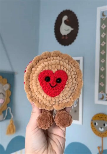 Check out my new free ‘Jammie Dodger’ inspired crochet pattern! ♥️#crochet #fyp #freecrochetpattern #crochetplushie #crochetfood