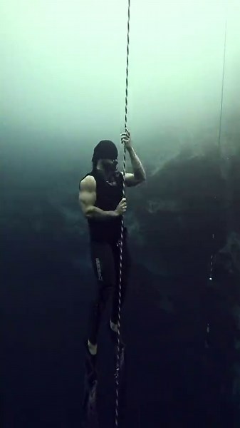 Extreme Freediving: Diving Blind into the Abyss