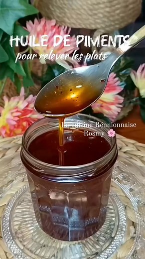 🌶️😅 Huile de Piments (fait maison), pour relever divers plats, un régal pour ceux et celles qui aiment le piquant, "y rouvre l'appétit comme dit chez nous, y fait un moment que mwin l'avait pas fait". Mi aime cette huile pimentée sur les viandes ou poissons grillés ou frits, dans les plats en sauces, avec un sauté de légumes, les potages, avec des nouilles, des pâtes, sur une pizza, dans les sandwichs, une petite goutte dans une salade de fruits exotiques et plein d'autres encore, lé excellent