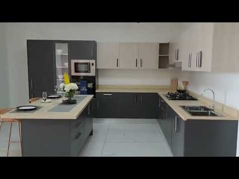 Cuisine moderne avec îlot central et plan de travail en granit