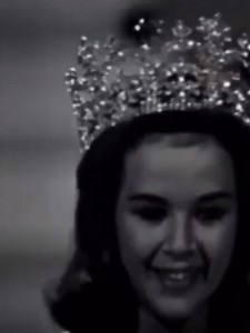 336K views · 6.5K reactions | ✨ On this day in 1963, Carole Joan Crawford made history by becoming the first Jamaican to win the Miss World title!  Her elegance, grace, and confidence put Jamaica on the global stage and inspired generations to come. Today, we remember and celebrate this groundbreaking moment in Jamaican history. #OnThisDay #MissWorld1963 #JamaicanPride #Trailblazer | Jamaicansdotcom | Facebook