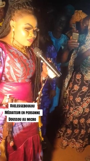 Ouelessebougou médiateur en personne Doussou au micro