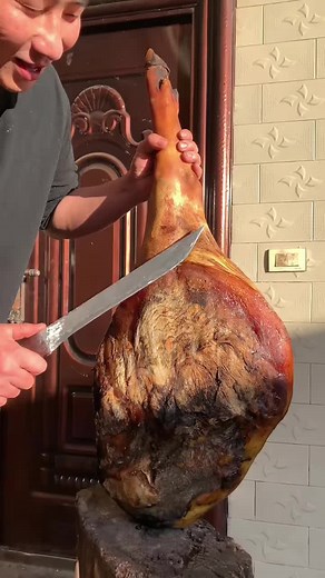 Slicing a Whole Cooked Pig: Expert Techniques