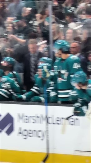 also mack genuinely fell off of the bench it was so funny but my video was bad please tell me if anyone got a better shot🙏🙏 #macklincelebrini #sanjosesharks #hockey