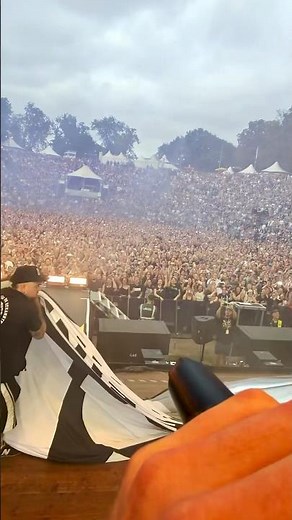 POV: Du bist absolut talentfrei, das Konzert geht los und die erste Reihe pennt ein. 🫤 #konzert