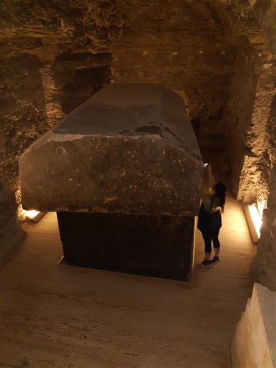 El problema técnico del Serapeum Completo en Youtube www.youtube.com/@relatosocultiostech Bajo tierra, sin luz natural y sin margen de error, terminaron sarcófagos de granito de más de 60 toneladas con precisión milimétrica. No es un misterio místico. Es un problema técnico real que aún no está completamente cerrado. 📍 Serapeum de Saqqara, Egipto. serapeumdesaqqara, #serapeum, #egiptoantiguo, #arqueologia, #ingenieriaantigua, #sarcofagos, #granito, #historiaantigua, #misteriosdeegipto, #precisi