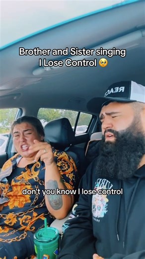 This video of siblings singing "I Lose Control" is going viral on the internet right now! 🤯🔥 #siblings #singing #ilosecontrol #teddyswims #carpoolkaraoke #viralvideo | Jimmy Levy