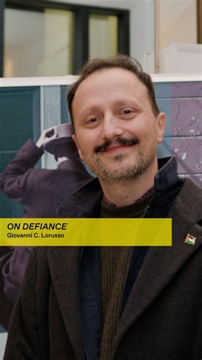 Dopo “Song of all ends”, Giovanni Lorusso è ritornato al TSFF per presentare in prima mondiale “On Defiance”, il suo nuovo film in concorso per il premio Corso Salani. Ambientato negli angoli nascosti di Serekunda, in Gambia, il film porta sullo schermo la storia di un rifugiato maliano, M. M., un raccoglitore di rifiuti, si prende cura della figlia e attende notizie della moglie che li ha lasciati alla ricerca di migliori opportunità all’estero. La sua condizione disperata e la sua crescente im
